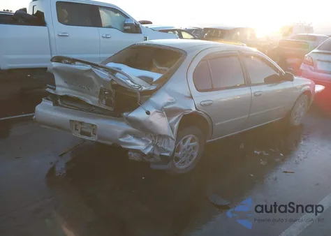 1996 Nissan Maxima Gle/Gxe/Se z USA, uszkodzony, nr VIN JN1CA21D5TM411241